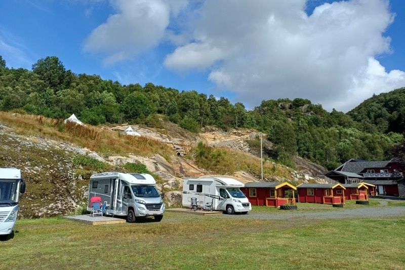 Bakkaano Camping & Gjestegard kampeerplaatsen met vlonders