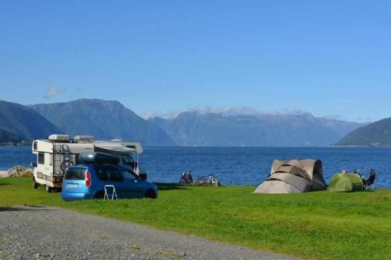 Djuvik Camping Vangsnes ligging aan het Sognefjord