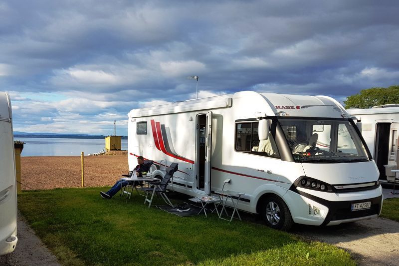 Evjua Camping Skreia kamperen aan het strand