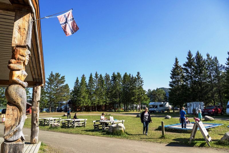 Rognan Fjordcamp receptie en speelplaats