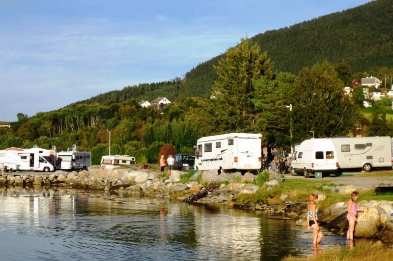 Tingvoll Camping kamperen aan het fjord