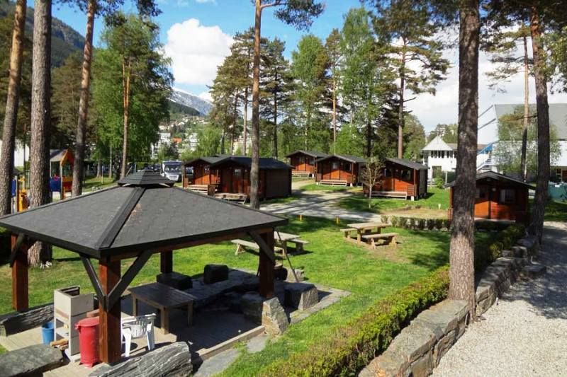 Voss Camping hytter en barbecueplaats